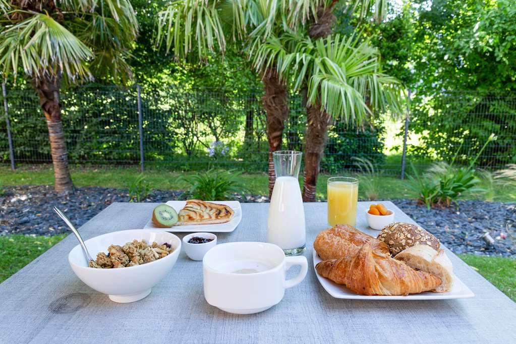 The Originals Boutique Hotel Restaurant Saint James, Montaigu-Vendee Servis gambar