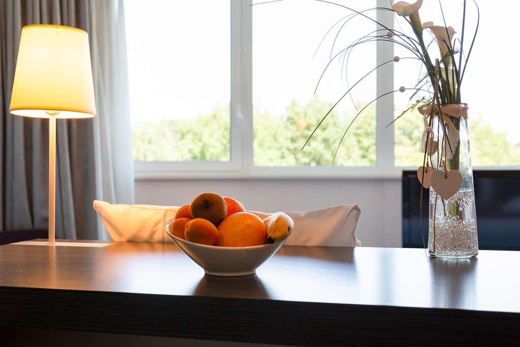 The Originals Boutique Hotel Restaurant Saint James, Montaigu-Vendee Servis gambar